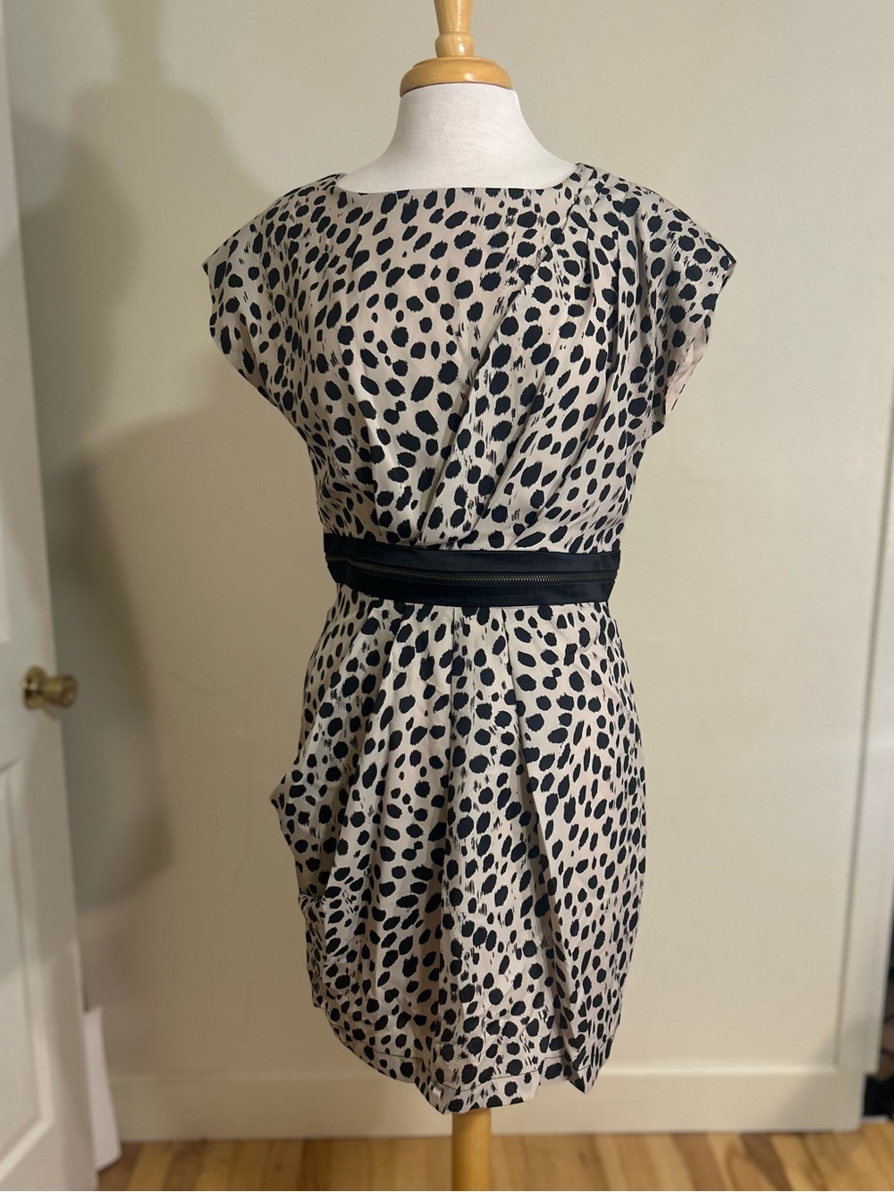 Beige and black spotted dress with waist zipper detail